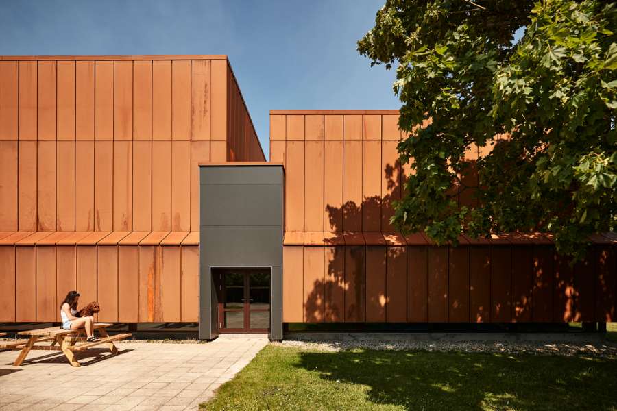 Schöne Fassadenkassetten aus Cortenstahl, Maribo Svømmehal, Ved Stadion 4, 4930 Maribo